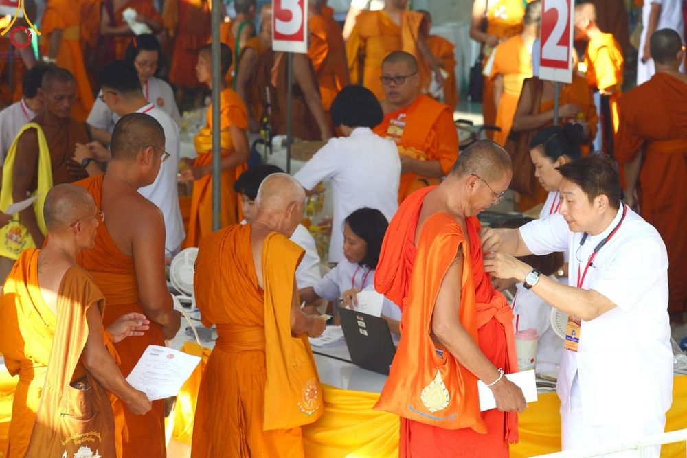 ภาพ No.219961:บรรยากาศการเดินทางเข้าวัดพระธรรมกาย , การต้อนรับปฏิสันถาร , การฉันภัตตาหารเช้า , การลงทะเบียนพระสังฆาธิการ  เนื่องในวันคุ้มครองโลก พิธีถวายมหาสังฆทานคณะสงฆ์ 40,000 กว่าวัดทั่วประเทศ ณ วัดพระธรรมกาย