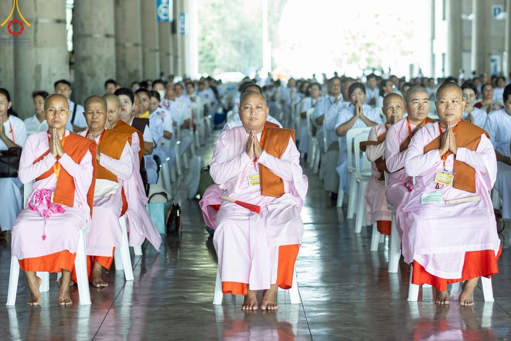 ภาพ No.220134:วันอังคารที่ 22 เมษายน พ.ศ. 2568 พิธีมอบปัจจัยช่วยเหลือครู 4 จังหวัดชายแดนภาคใต้ , พิธีกล่าวคำถวายอุปกรณ์ เพื่อเตรียมการต้อนรับคณะสงฆ์ฯ , พิธีกล่าวคำถวายภัตตาหารเป็นสังฆทาน , คณะสงฆ์ฉันภัตตาหารเพล  เนื่องในวันคุ้มครองโลก พิธีถวายมหาสังฆทานแด่คณะสงฆ์