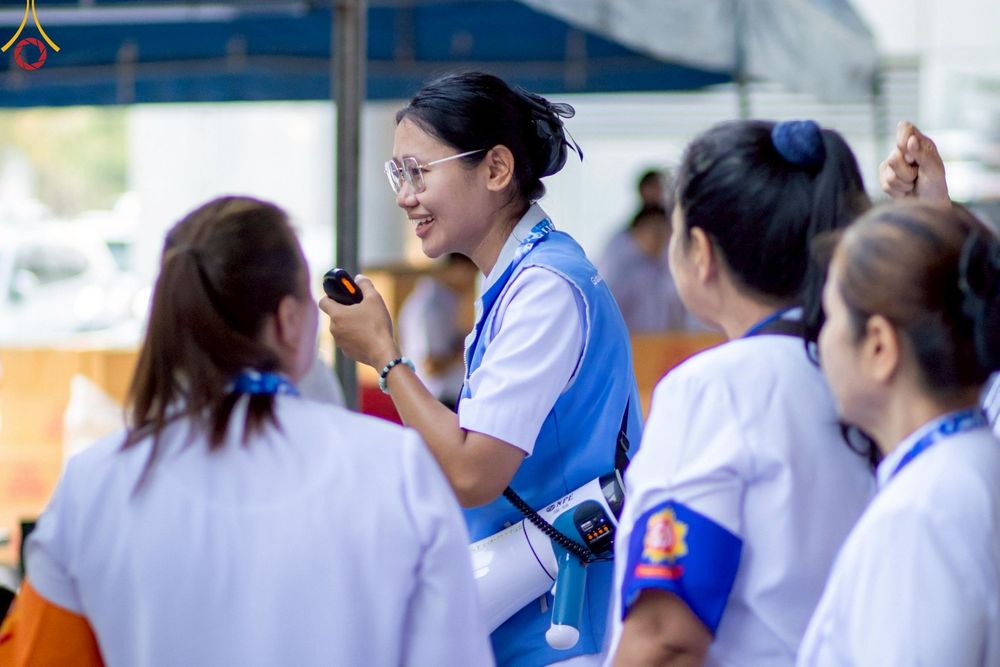 ภาพ No.220152:วันอังคารที่ 22 เมษายน พ.ศ. 2568 พิธีมอบปัจจัยช่วยเหลือครู 4 จังหวัดชายแดนภาคใต้ , พิธีกล่าวคำถวายอุปกรณ์ เพื่อเตรียมการต้อนรับคณะสงฆ์ฯ , พิธีกล่าวคำถวายภัตตาหารเป็นสังฆทาน , คณะสงฆ์ฉันภัตตาหารเพล  เนื่องในวันคุ้มครองโลก พิธีถวายมหาสังฆทานแด่คณะสงฆ์