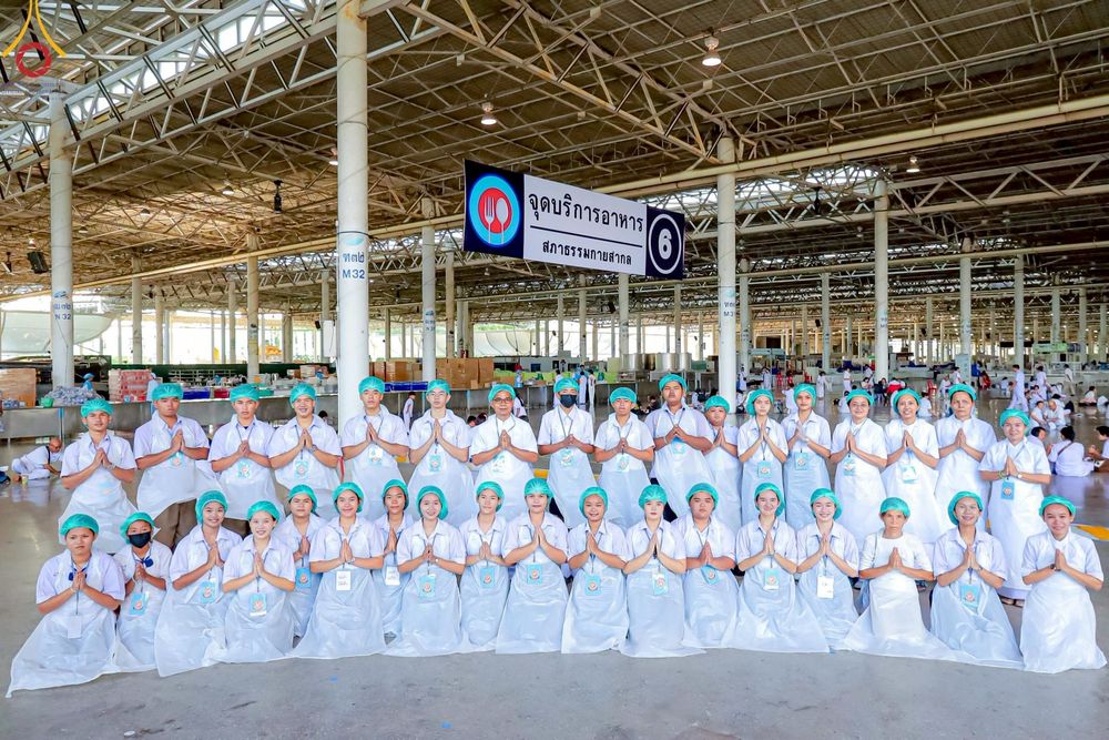 ภาพ No.220236:วันอังคารที่ 22 เมษายน พ.ศ. 2568 พิธีมอบปัจจัยช่วยเหลือครู 4 จังหวัดชายแดนภาคใต้ , พิธีกล่าวคำถวายอุปกรณ์ เพื่อเตรียมการต้อนรับคณะสงฆ์ฯ , พิธีกล่าวคำถวายภัตตาหารเป็นสังฆทาน , คณะสงฆ์ฉันภัตตาหารเพล  เนื่องในวันคุ้มครองโลก พิธีถวายมหาสังฆทานแด่คณะสงฆ์