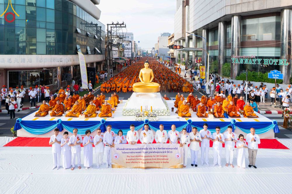 ภาพ No.343176:วันอาทิตย์ที่ 16 สิงหาคม พ.ศ.2569 พิธีตักบาตรพระ 10,000 รูป นานาชาติ ปีที่ 23 คณะสงฆ์ 4 ประเทศ 14 จังหวัดภาคใต้ น้อมถวายเป็นพุทธบูชา ทำบุญเพื่อแม่- พ่อ ณ ถนนนิพัทธ์อุทิศ 3 อ.หาดใหญ่ จ.สงขลา