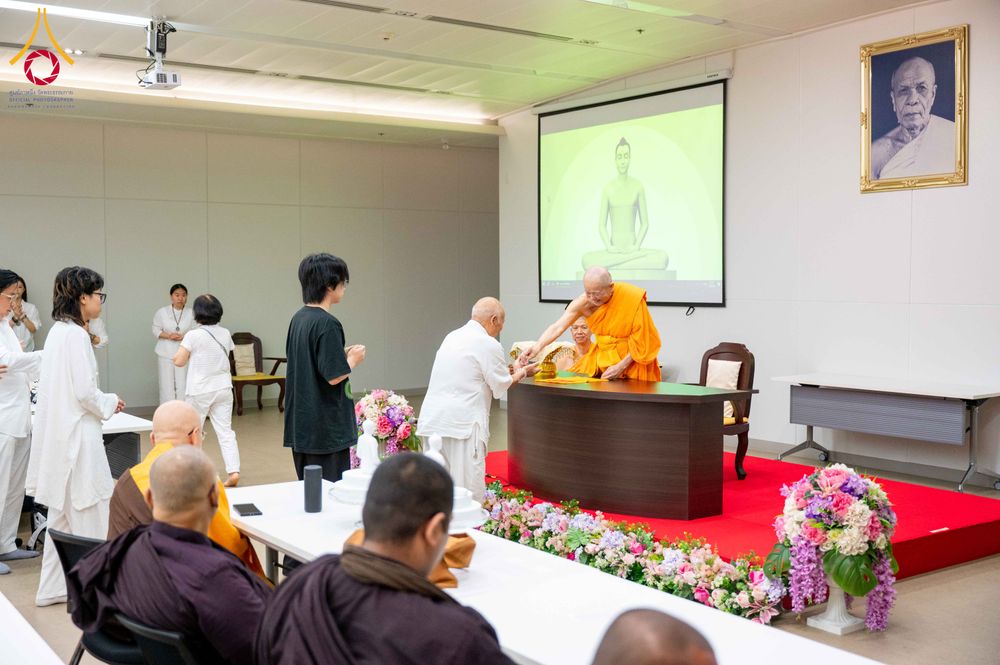 ภาพ No.313116:วันที่ 4 มีนาคม พ.ศ. 2559 หลวงพ่อทัตตชีโว รองเจ้าอาวาสวัดพระธรรมกาย ได้เมตตาถวายการต้อนรับปฏิสันถารพระอาคันตุกะจาก 19 ประเทศ ที่เดินทางมาร่วมงานวันมาฆบูชา ณ วัดพระธรรมกาย