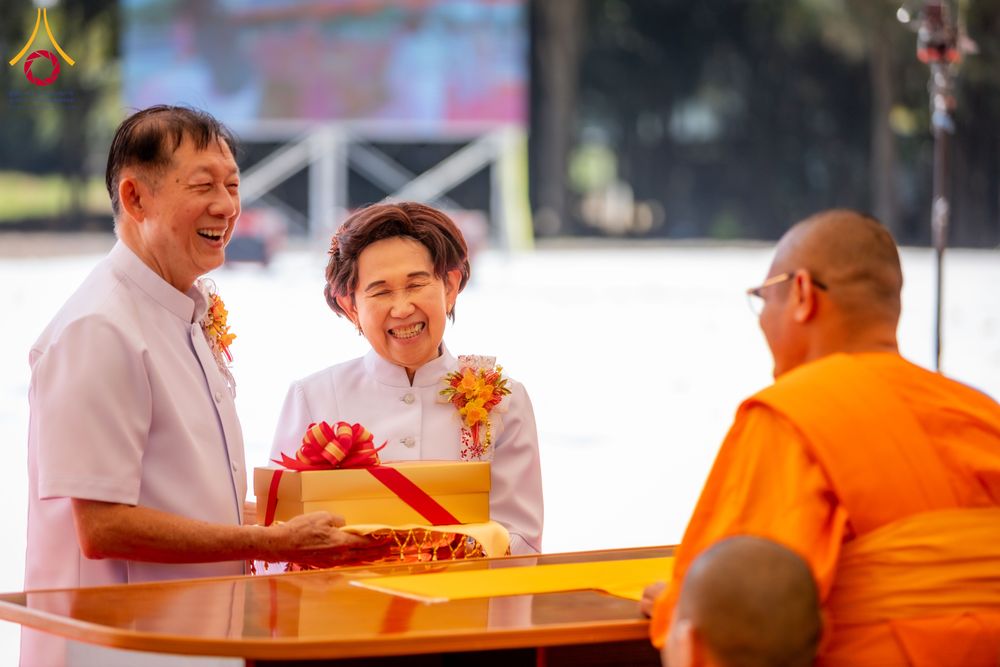 ภาพ No.285784:วันพุธที่ 10 ธันวาคม พ.ศ.2568  พิธีตอกเสาเข็มมงคลต้นสุดท้าย รองรับองค์พระเจดีย์เพื่อสร้างสันติภาพโลก ณ ศูนย์ปฏิบัติธรรมและศูนย์อบรมเยาวชน ชัยนาท