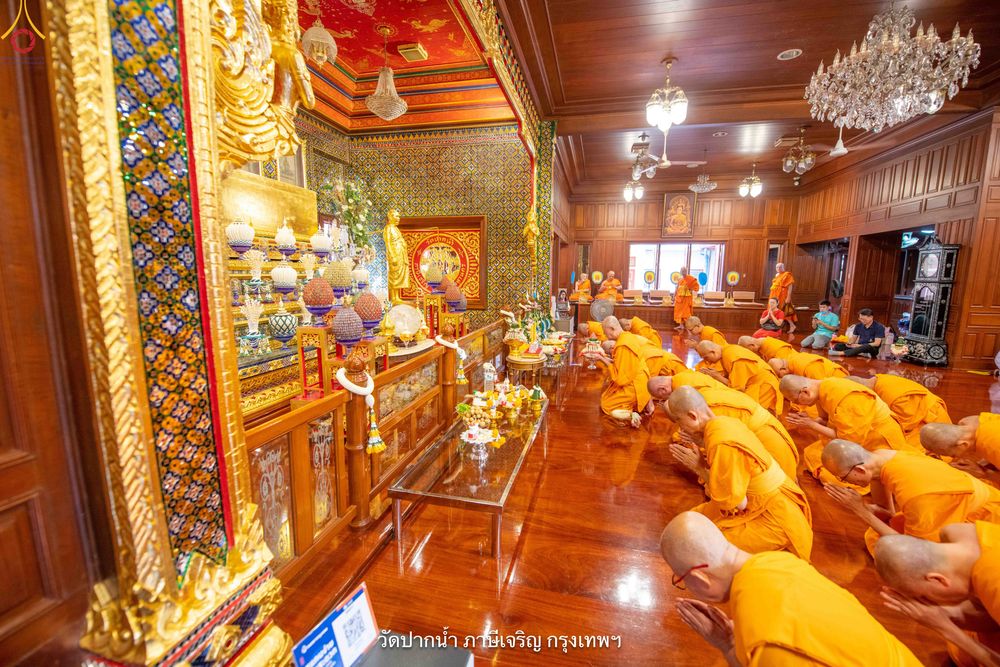 ภาพ No.342110:วันศุกร์ที่ 31 กรกฎาคม พ.ศ.2569 พระภิกษุวัดพระธรรมกาย ทำวัตรพระผู้ใหญ่เนื่องในวันเข้าพรรษา