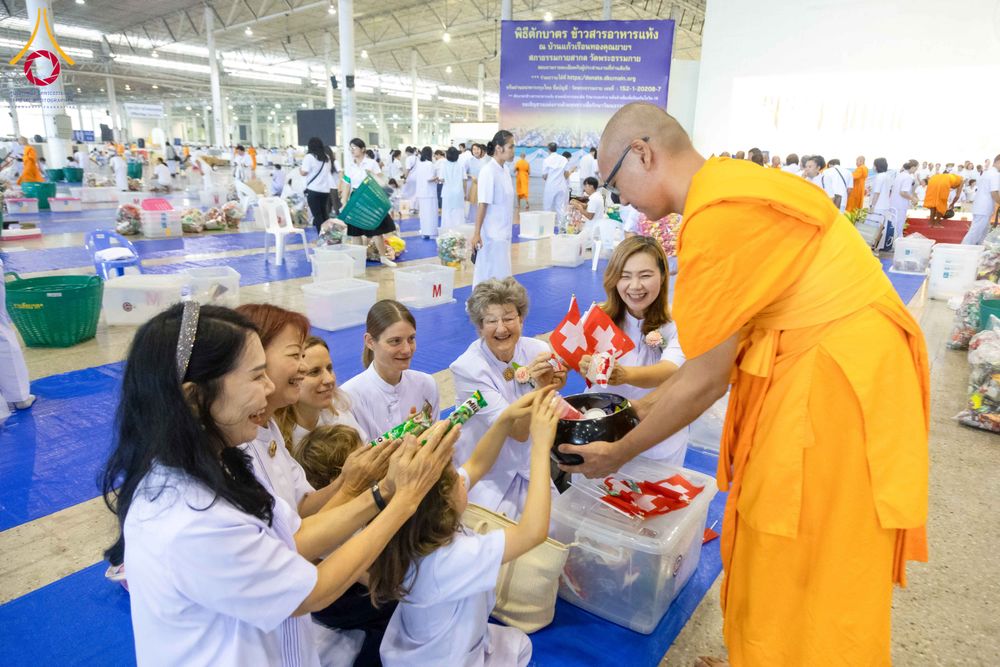 ภาพ No.308525:วันที่ 1 กุมภาพันธ์ พ.ศ. 2569 พิธีตักบาตรข้าวสารอาหารแห้ง ณ บ้านแก้วเรือนทองคุณยาย สภาธรรมกายสากล วัดพระธรรมกาย