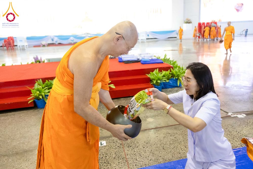 ภาพ No.308502:วันที่ 1 กุมภาพันธ์ พ.ศ. 2569 พิธีตักบาตรข้าวสารอาหารแห้ง ณ บ้านแก้วเรือนทองคุณยาย สภาธรรมกายสากล วัดพระธรรมกาย