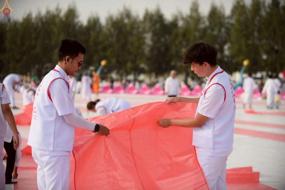 ภาพ No.306740:ภาพเบื้องหลังอาสาสมัครรวมใจ ชุดที่ 5 ในโครงการธรรมยาตรา กตัญญูบูชา มหาปูชนียาจารย์ พระมงคลเทพมุนี(สด จนฺทสโร) พระผู้ปราบมาร อนุสรณ์สถาน 7 แห่ง ปีที่ 14