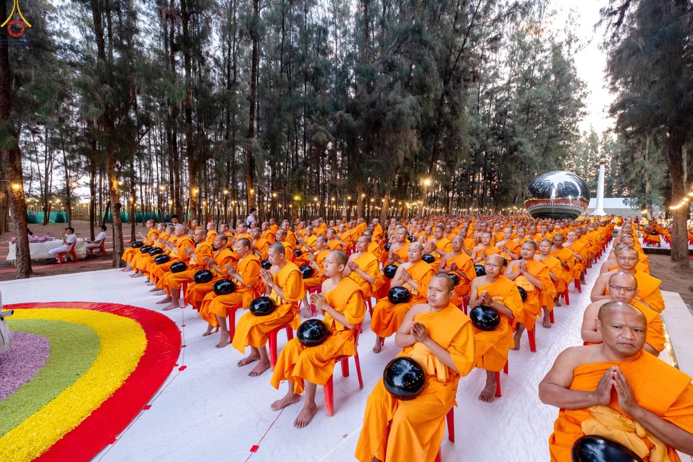 ภาพ No.289220:วันที่ 7 มกราคม พ.ศ. 2569 พิธีตักบาตรพระธรรมยาตรา ณ อนุสรณ์สถานลำดับที่ 1 สถานที่เกิดด้วยรูปกายเนื้อ อนุสรณ์สถานมหาวิหารพระมงคลเทพมุนี (โลตัสแลนด์) อ.สองพี่น้อง จ.สุพรรณบุรี ในโครงการธรรมยาตรา กตัญญูบูชา มหาปูชนียาจารย์ พระมงคลเทพมุนี(สด จนฺทสโร) พระผู้ป