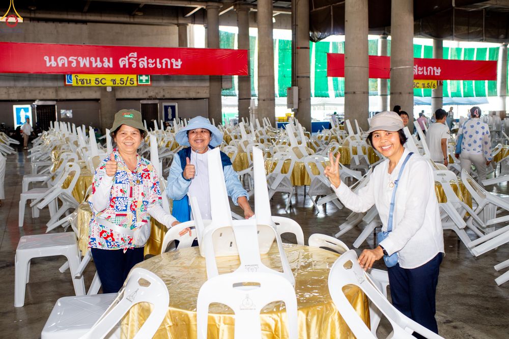 ภาพ No.322312:วันที่ 15 เมษายน พ.ศ.2569 การเตรียมงาน เช็ดโต๊ะ เก้าอี้ ปูผ้าโต๊ะฉัน เพื่องานถวายมหาสังฆทาน 40,000 กว่าวัดทั่วประเทศ วันคุ้มครองโลก 22 เมษายน พ.ศ.2569 วัดพระธรรมกาย