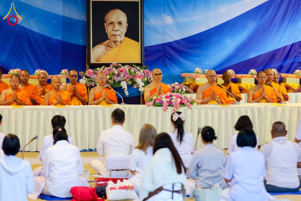 ภาพ No.288290:วันที่ 5 มกราคม พ.ศ. 2569 พิธีถวายภัตตาหารเป็นสังฆทาน แด่พระธรรมยาตรา ในโครงการธรรมยาตรา กตัญญูบูชา มหาปูชนียาจารย์ พระมงคลเทพมุนี(สด จนฺทสโร) พระผู้ปราบมาร อนุสรณ์สถาน 7 แห่ง ปีที่ 14 ณ อนุสรณ์สถานมหาวิหารพระมงคลเทพมุนี (โลตัสแลนด์) อ.สองพี่น้อง จ.สุพรร