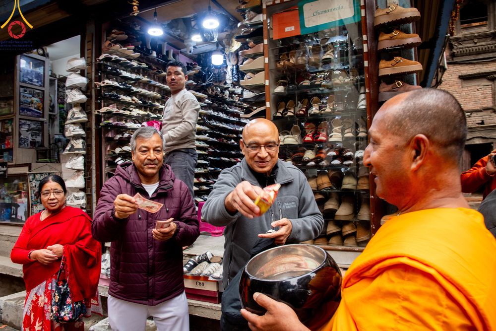 ภาพ No.317185:วันจันทร์ที่ 30 มีนาคม พ.ศ.2569 จาริกบิณฑบาตสยมภูนาทสู่พระราชวังหนุมานโดกา ประเทศเนปาล