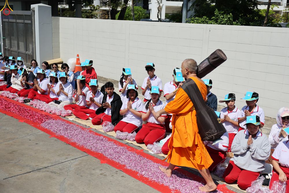 ภาพ No.304539:วันที่ 25 มกราคม พ.ศ. 2569 พิธีต้อนรับพระธรรมยาตรา (ภาพชุดที่ 2) รร.สามัคคีราษฏร์บำรุง-วัดพระธรรมกาย ในโครงการธรรมยาตรา กตัญญูบูชา มหาปูชนียาจารย์ พระมงคลเทพมุนี(สด จนฺทสโร) พระผู้ปราบมาร อนุสรณ์สถาน 7 แห่ง ปีที่ 14