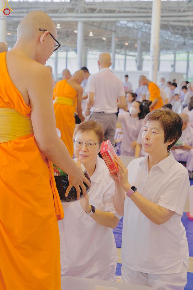 ภาพ No.311359:วันอาทิตย์ต้นเดือนที่ 1 มีนาคม พ.ศ.2569 พิธีตักบาตร และ พิธีบูชาข้าวพระ ณ สภาธรรมกายสากล วัดพระธรรมกาย