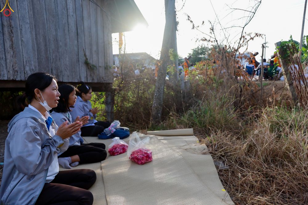 ภาพ No.296311:ภาพเบื้องหลังอาสาสมัครรวมใจ ชุดที่ 2 ในโครงการธรรมยาตรา กตัญญูบูชา มหาปูชนียาจารย์ พระมงคลเทพมุนี(สด จนฺทสโร) พระผู้ปราบมาร อนุสรณ์สถาน 7 แห่ง ปีที่ 14