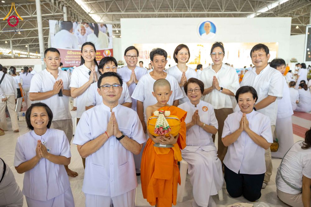 ภาพ No.319600:วันเสาร์ที่ 4 เมษายน พ.ศ.2569 พิธีขอขมา มอบผ้าไตร และถวายบาตรแด่นาคธรรมทายาท ในโครงการบรรพชาสามเณรฟื้นฟูพระพุทธศาสนาทั่วไทย โครงการหน่อแก้วเปรียญธรรม รุ่นที่ 14 โครงการสามเณรยุวธรรมทายาท รุ่นที่ 34 โครงการสามเณรมัชฌิมธรรมทายาท รุ่นที่ 30 ณ สภาธรรมกายสากล