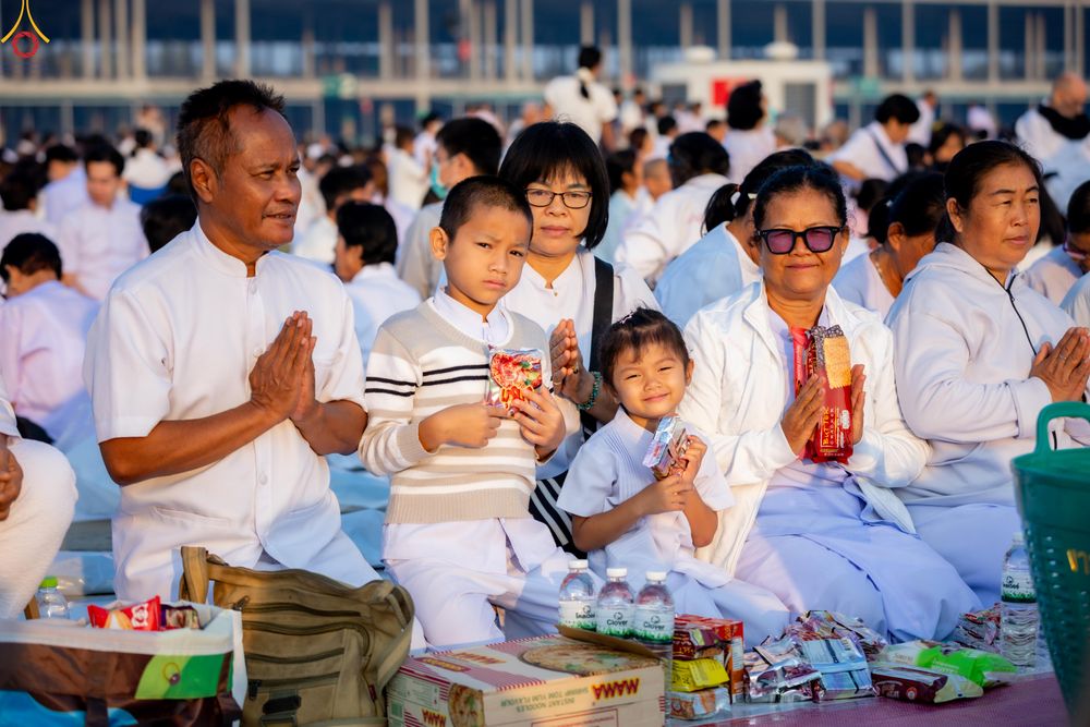 ภาพ No.279842:วันที่ 1 มกราคม พ.ศ.2569 พิธีตักบาตรในวันขึ้นปีใหม่ ณ ลานธรรม วัดพระธรรมกาย