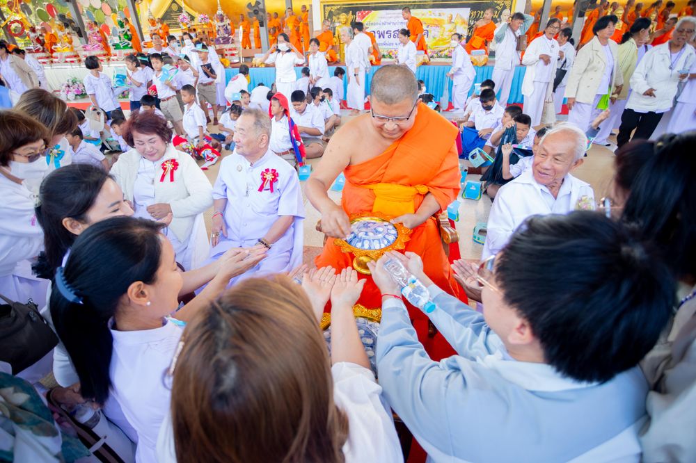 ภาพ No.293343:วันที่ 12 มกราคม พ.ศ. 2569 พิธีทอดผ้าป่าทำนุบำรุงศาสนสถาน ณ วัดพรสวรรค์ อ.สองพี่น้อง จ.สุพรรณบุรี ในโครงการธรรมยาตรา กตัญญูบูชา มหาปูชนียาจารย์ พระมงคลเทพมุนี(สด จนฺทสโร) พระผู้ปราบมาร อนุสรณ์สถาน 7 แห่ง ปีที่ 14