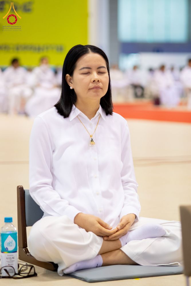 ภาพ No.284925:วันอาทิตย์ที่ 14 ธันวาคม พ.ศ.2568  พิธีปฏิบัติธรรม พิธีถวายภัตตาหารเป็นสังฆทาน พิธีมอบต้นสมบัติจักรพรรดิ ถวายแด่เจ้าอาวาสและประธานสงฆ์ 236 ศูนย์ส่งเสริมศีลธรรมทั่วโลก ณ สภาธรรมกายสากล วัดพระธรรมกาย