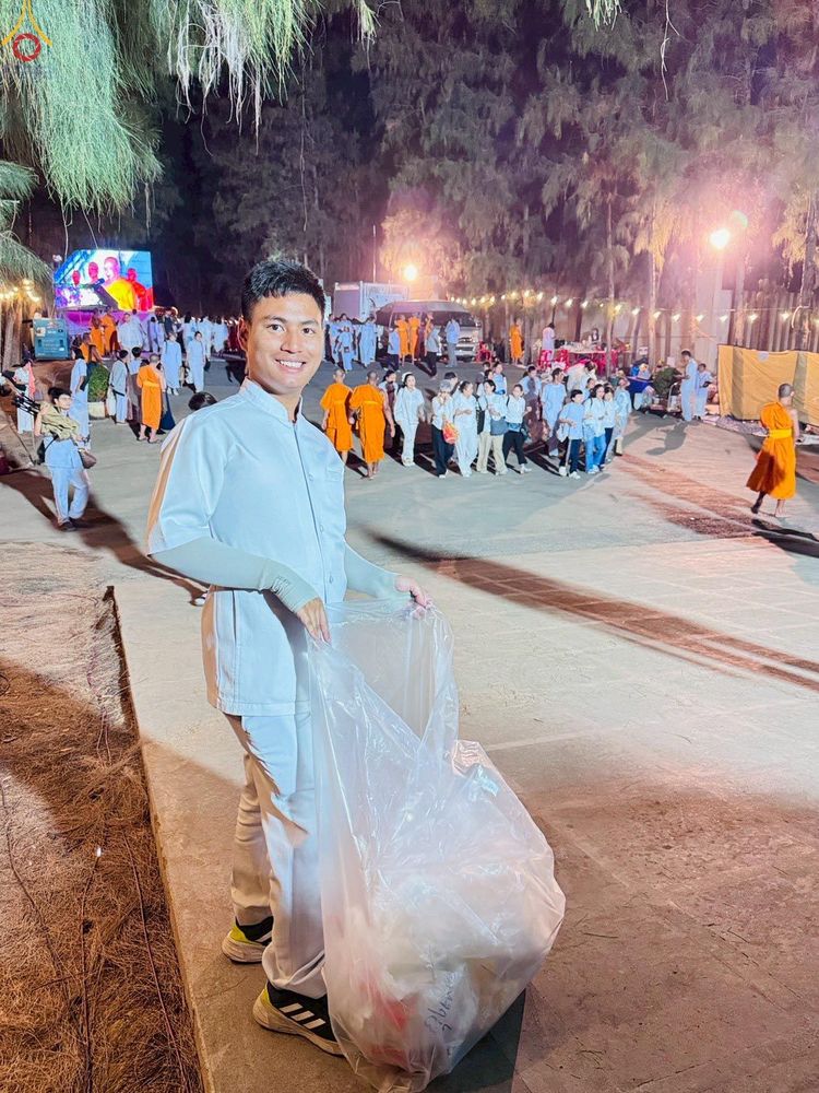 ภาพ No.301442:ภาพเบื้องหลังอาสาสมัครรวมใจ ชุดที่ 4 ในโครงการธรรมยาตรา กตัญญูบูชา มหาปูชนียาจารย์ พระมงคลเทพมุนี(สด จนฺทสโร) พระผู้ปราบมาร อนุสรณ์สถาน 7 แห่ง ปีที่ 14