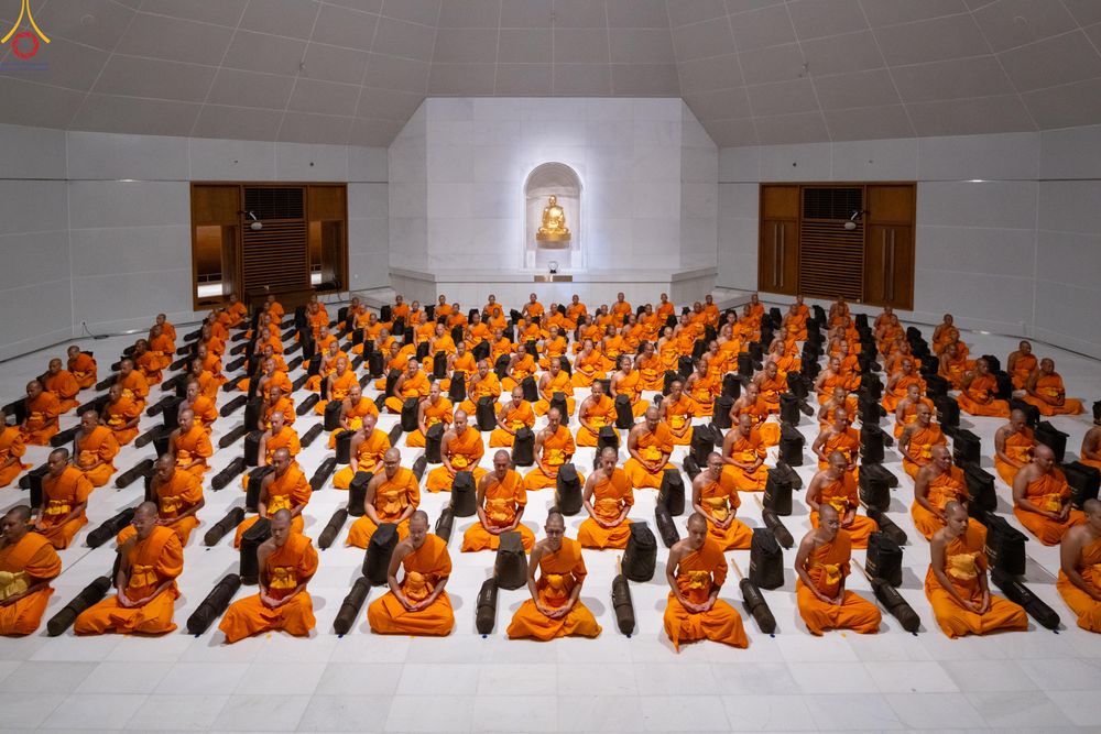 ภาพ No.288391:วันที่ 4 มกราคม พ.ศ. 2569 พระธรรมยาตราปฏิบัติธรรม และถ่ายภาพหมู่ประวัติศาสตร์ ในโครงการธรรมยาตรา กตัญญูบูชา มหาปูชนียาจารย์ พระมงคลเทพมุนี(สด จนฺทสโร) พระผู้ปราบมาร อนุสรณ์สถาน 7 แห่ง ปีที่ 14 ณ อนุสรณ์สถานมหาวิหารพระมงคลเทพมุนี (โลตัสแลนด์) อ.สองพี่น้อง