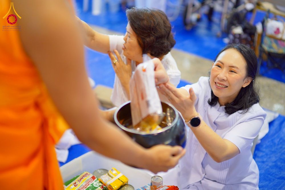 ภาพ No.256856:วันที่ 5 ตุลาคม พ.ศ. 2568 พิธีตักบาตร ข้าวสารอาหารแห้ง ณ บ้านแก้วเรือนทองคุณยายฯ สภาธรรมกายสากล วัดพระธรรมกาย