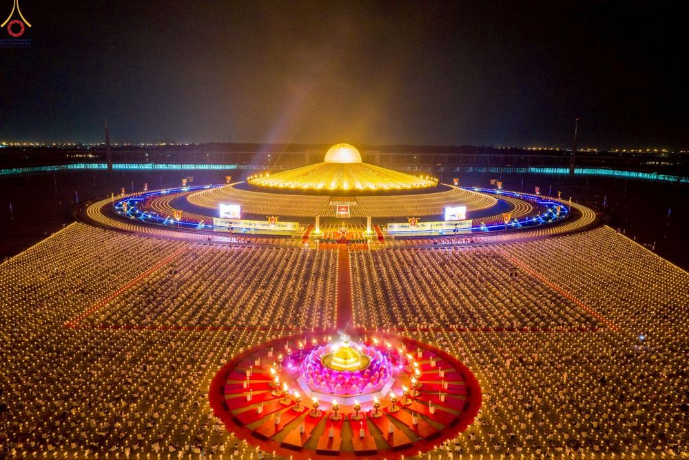 ภาพ No.253720:วันที่ 10 ตุลาคม พ.ศ. 2568 พิธีจุดประทีปบูชาพระผู้ปราบมาร, พิธีจุดประทีปบนพระมหาธรรมกายเจดีย์  20,000 ดวง เนื่องในวันคล้ายวันเกิดครบรอบ 141 ปี พระมงคลเทพมุนี (สด จนฺทสโร)