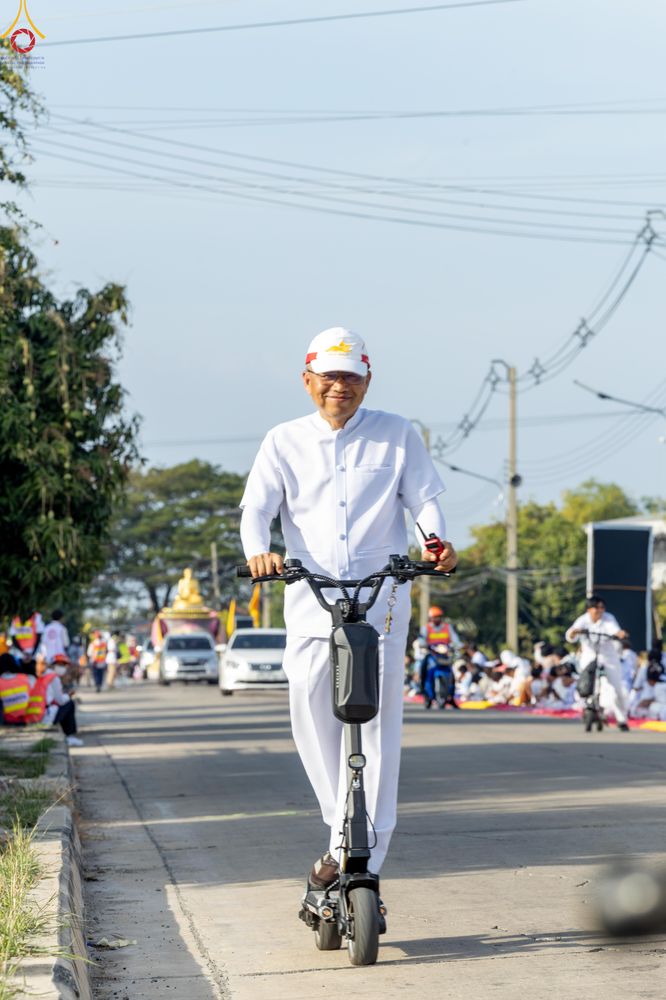 ภาพ No.296297:ภาพเบื้องหลังอาสาสมัครรวมใจ ชุดที่ 2 ในโครงการธรรมยาตรา กตัญญูบูชา มหาปูชนียาจารย์ พระมงคลเทพมุนี(สด จนฺทสโร) พระผู้ปราบมาร อนุสรณ์สถาน 7 แห่ง ปีที่ 14