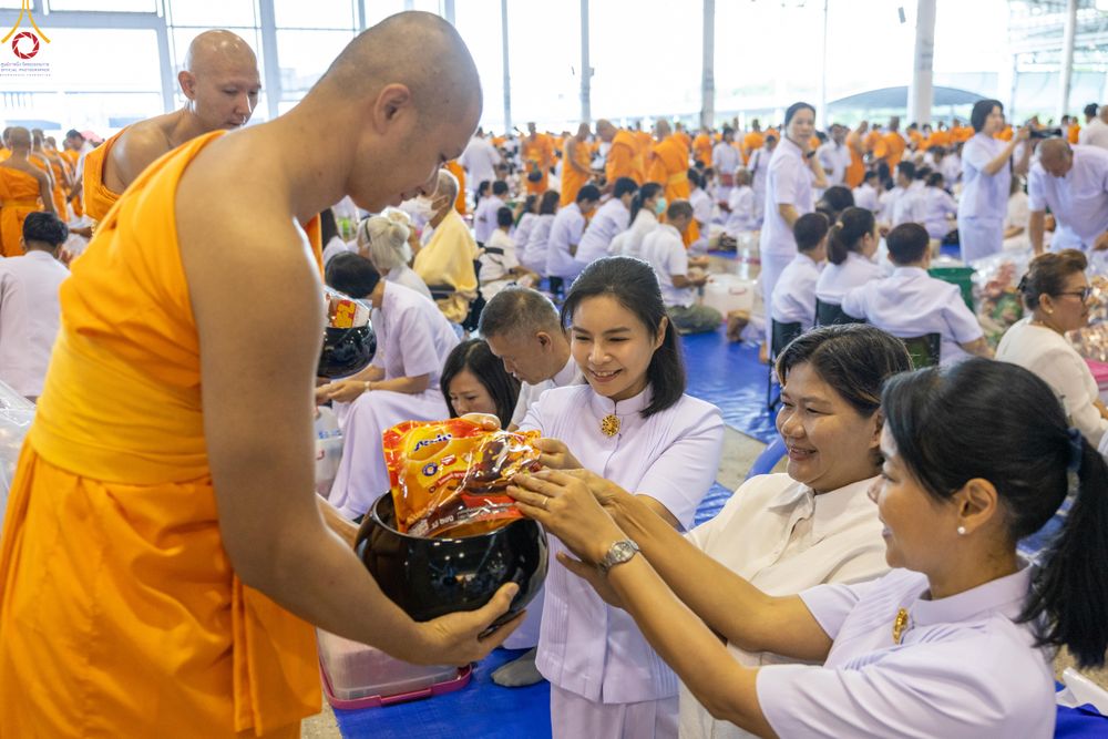 ภาพ No.311345:วันอาทิตย์ต้นเดือนที่ 1 มีนาคม พ.ศ.2569 พิธีตักบาตร และ พิธีบูชาข้าวพระ ณ สภาธรรมกายสากล วัดพระธรรมกาย