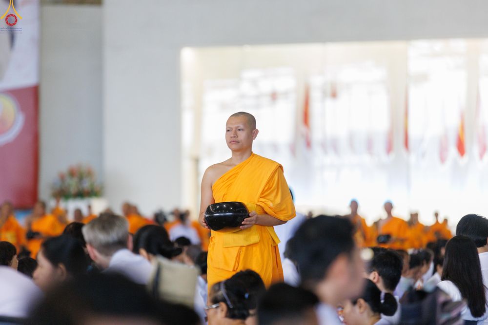 ภาพ No.318167:วันอาทิตย์ต้นเดือนที่ 5 เมษายน พ.ศ.2569 พิธีตักบาตร ณ บ้านแก้วเรือนทองคุณยายอาจารย์ฯ วัดพระธรรมกาย