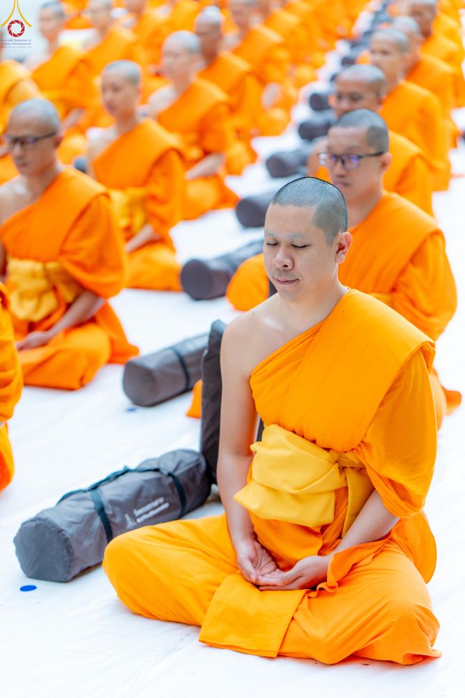 ภาพ No.288416:วันที่ 4 มกราคม พ.ศ. 2569 พระธรรมยาตราปฏิบัติธรรม และถ่ายภาพหมู่ประวัติศาสตร์ ในโครงการธรรมยาตรา กตัญญูบูชา มหาปูชนียาจารย์ พระมงคลเทพมุนี(สด จนฺทสโร) พระผู้ปราบมาร อนุสรณ์สถาน 7 แห่ง ปีที่ 14 ณ อนุสรณ์สถานมหาวิหารพระมงคลเทพมุนี (โลตัสแลนด์) อ.สองพี่น้อง