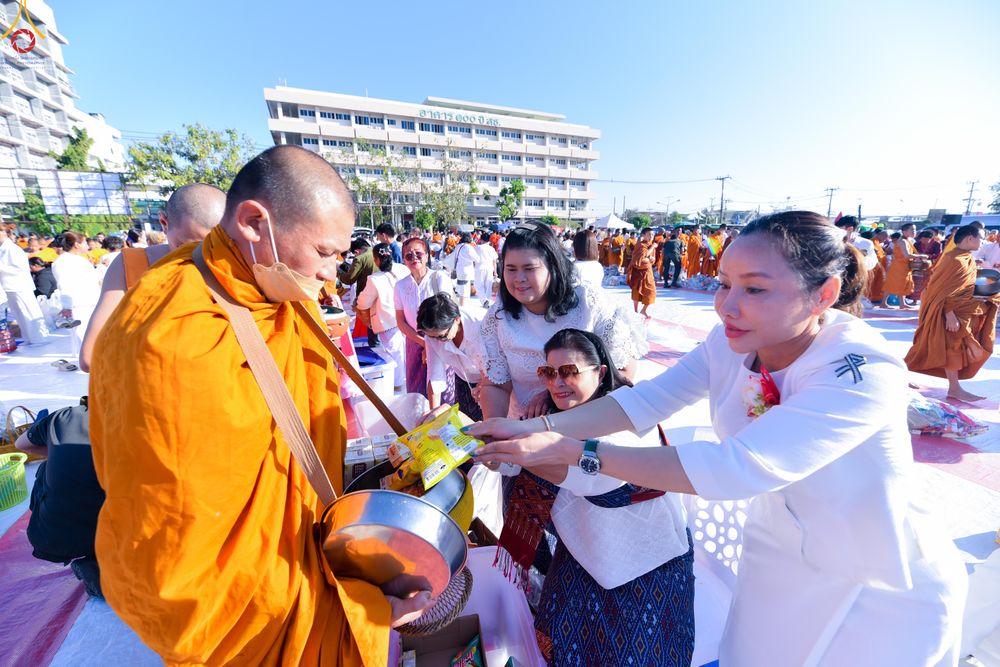 ภาพ No.280247:วันอังคารที่ ๓๐ ธันวาคม พ.ศ. ๒๕๖๘ พิธีตักบาตรพระ ๑,๐๖๙ รูป จังหวัดกาฬสินธุ์   ณ บริเวณสนามหน้าศาลากลาง จังหวัดกาฬสินธุ์ (หลังเก่า)