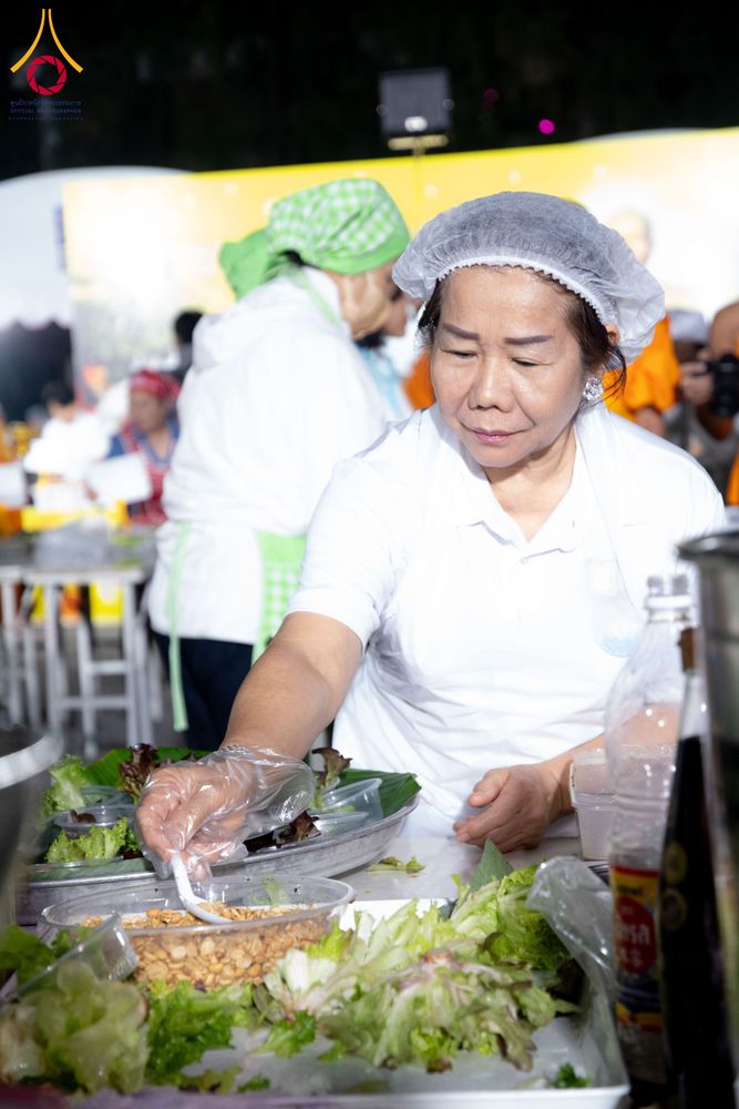 ภาพ No.288226:วันที่ 5 มกราคม พ.ศ. 2569 พิธีถวายภัตตาหารเป็นสังฆทาน แด่พระธรรมยาตรา ในโครงการธรรมยาตรา กตัญญูบูชา มหาปูชนียาจารย์ พระมงคลเทพมุนี(สด จนฺทสโร) พระผู้ปราบมาร อนุสรณ์สถาน 7 แห่ง ปีที่ 14 ณ อนุสรณ์สถานมหาวิหารพระมงคลเทพมุนี (โลตัสแลนด์) อ.สองพี่น้อง จ.สุพรร