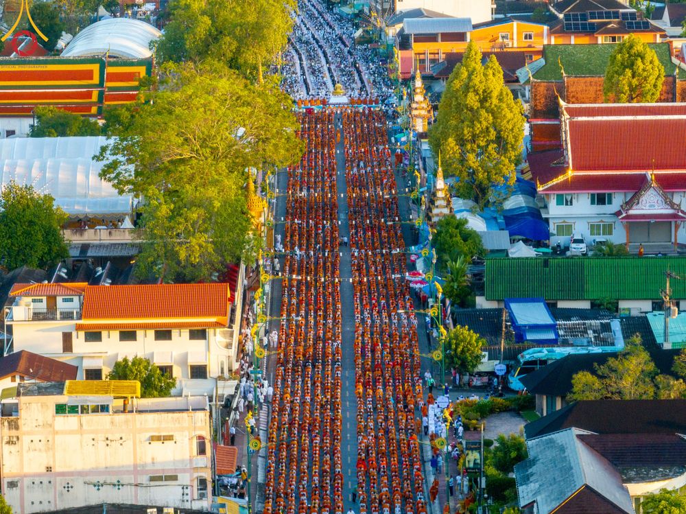 ภาพ No.311193:วันเสาร์ที่ 28 กุมภาพันธ์ พ.ศ. 2569 พิธีตักบาตรพระมหากุศล 11,250 รูป เฉลิมฉลอง 1,250 ปีศรีธรรมราชเจดีย์ สู่มรดกโลก ณ ถนนราชดำเนิน บริเวณหน้าวัดพระมหาธาตุวรมหาวิหาร อ.เมือง จ.นครศรีธรรมราช