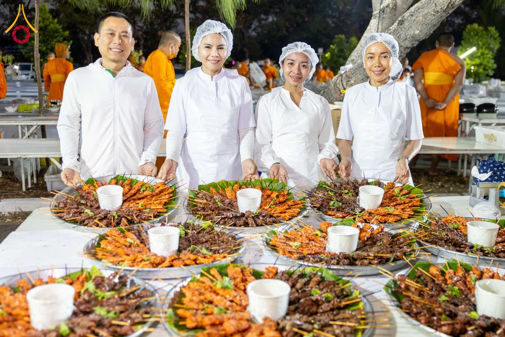 ภาพ No.293444:วันที่ 13 มกราคม พ.ศ. 2569 พิธีถวายภัตตาหารเป็นสังฆทาน แด่พระธรรมยาตรา ณ อนุสรณ์สถานมหาวิหารพระมงคลเทพมุนี (โลตัสแลนด์) อ.สองพี่น้อง จ.สุพรรณบุรี ในโครงการธรรมยาตรา กตัญญูบูชา มหาปูชนียาจารย์ พระมงคลเทพมุนี(สด จนฺทสโร) พระผู้ปราบมาร อนุสรณ์สถาน 7 แห่ง ปี