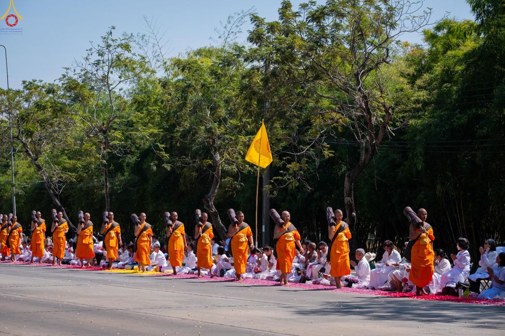 ภาพ No.304720:วันที่ 25 มกราคม พ.ศ. 2569 พิธีต้อนรับพระธรรมยาตรา (ภาพชุดที่ 2) รร.สามัคคีราษฏร์บำรุง-วัดพระธรรมกาย ในโครงการธรรมยาตรา กตัญญูบูชา มหาปูชนียาจารย์ พระมงคลเทพมุนี(สด จนฺทสโร) พระผู้ปราบมาร อนุสรณ์สถาน 7 แห่ง ปีที่ 14