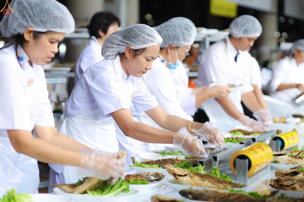 ภาพ No.325944:วันที่ 22 เมษายน พ.ศ.2569(วันคุ้มครองโลก) งานถวายมหาสังฆทาน 40,000 กว่าวัดทั่วประเทศ เจ้าหน้าที่ สาธุชน ร่วมใจจัดเตรียมภัตตาหารเพล (ชุด 2)