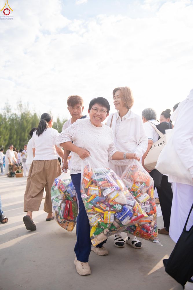 ภาพ No.302741:วันที่ 24 มกราคม พ.ศ. 2569 พิธีตักบาตรพระธรรมยาตรา(ภาพชุดที่ 2) ณ อนุสรณ์สถานลำดับที่ 5 สถานที่เผยแผ่วิชชาธรรมกายครั้งแรก อนุสรณ์สถานบางปลา วัดบางปลา อำเภอบางเลน จังหวัดนครปฐม ในโครงการธรรมยาตรา กตัญญูบูชา มหาปูชนียาจารย์ พระมงคลเทพมุนี(สด จนฺทสโร) พระผู