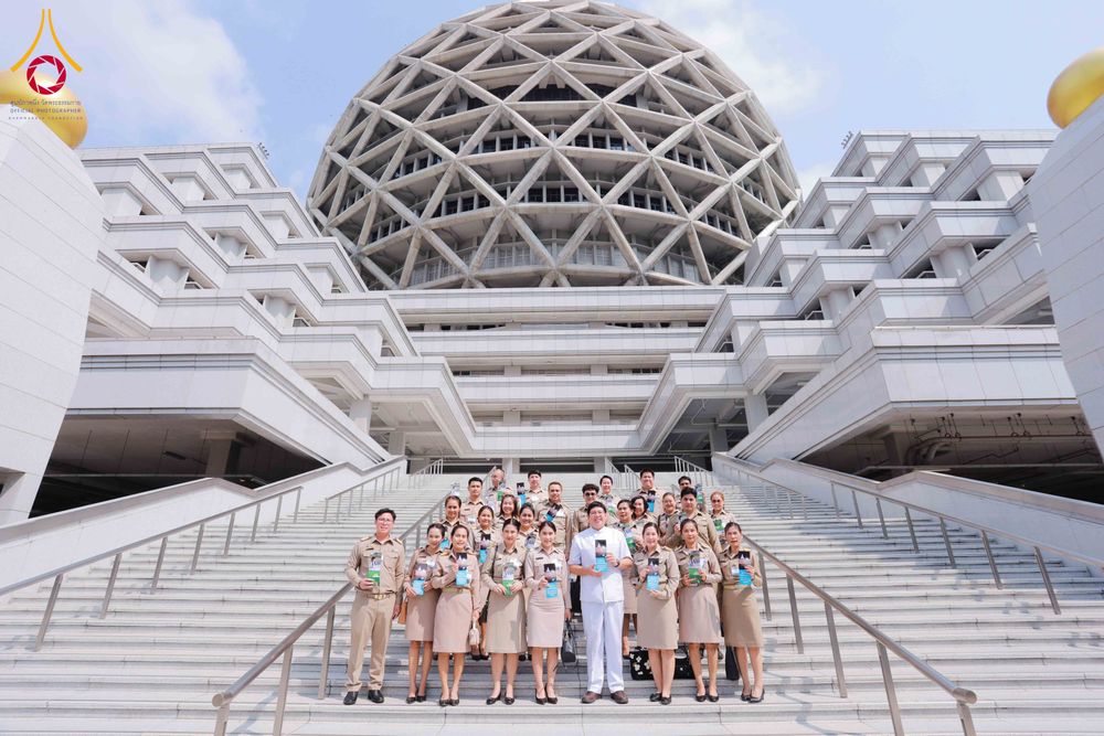 ภาพ No.311511:วันจันทร์ที่ 23 กุมภาพันธ์ พ.ศ. 2569 เปิดโลกทัศน์ผู้บริหารสถานศึกษายุคใหม่ เรียนรู้ต้นแบบการพัฒนาคนผ่านพลัง “บวร–V-Star” ผู้เข้ารับการพัฒนาตามโครงการ สพฐ. ศึกษาดูงานวัดพระธรรมกาย เสริมภาวะผู้นำคุณธรรมสู่การบริหารโรงเรียนอย่างยั่งยืน ณ อาคาร 100 ปี คุณยาย