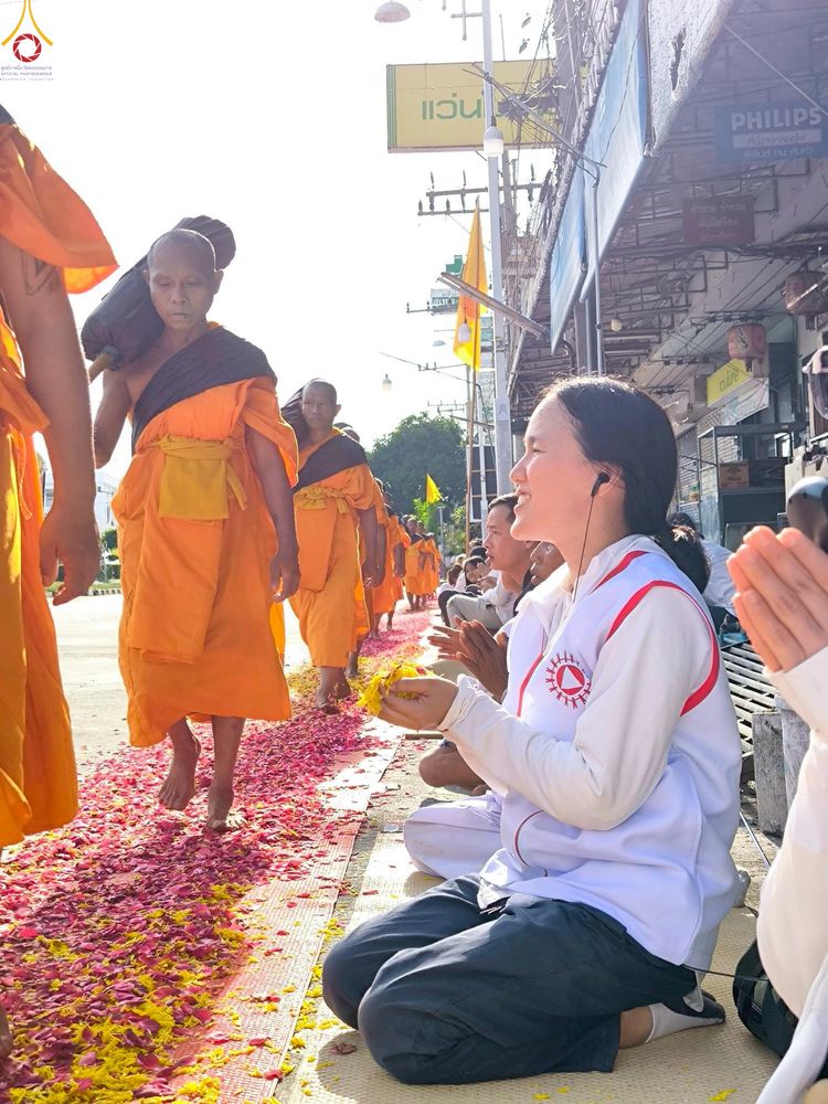 ภาพ No.296258:ภาพเบื้องหลังอาสาสมัครรวมใจ ชุดที่ 2 ในโครงการธรรมยาตรา กตัญญูบูชา มหาปูชนียาจารย์ พระมงคลเทพมุนี(สด จนฺทสโร) พระผู้ปราบมาร อนุสรณ์สถาน 7 แห่ง ปีที่ 14