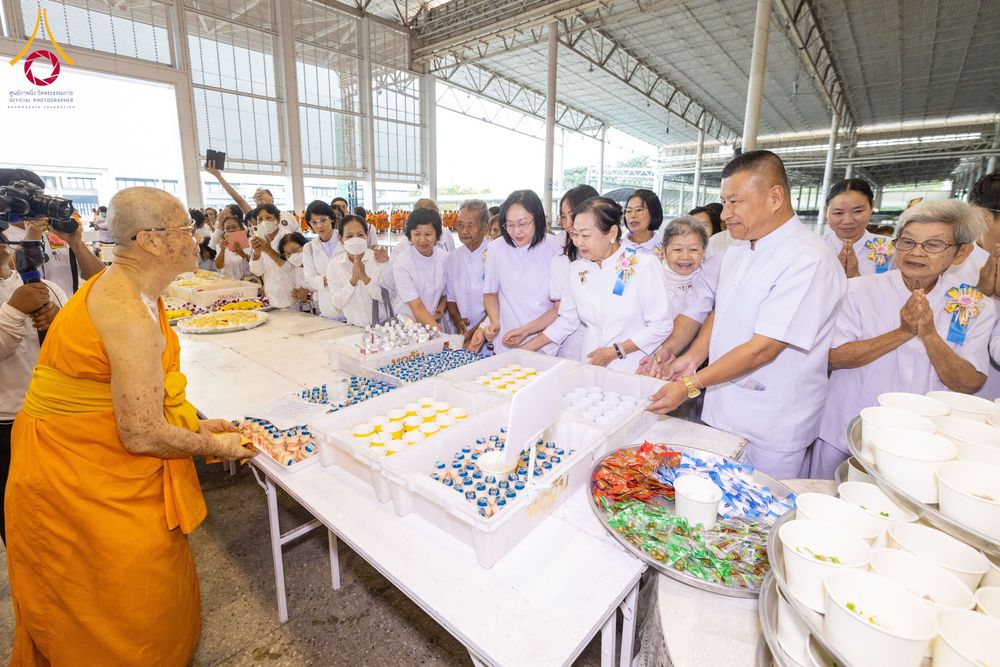 ภาพ No.202750:พิธีถวายภัตตาหารเป็นสังฆทาน แด่พระธรรมยาตรา ณ วัดพระธรรมกาย ตำบลคลองสาม อำเภอคลองหลวง จังหวัดปทุมธานี ในโครงการธรรมยาตรา กตัญญูบูชา มหาปูชนียาจารย์ พระมงคลเทพมุนี(สด จนฺทสโร) พระผู้ปราบมาร อนุสรณ์สถาน 7 แห่ง ปีที่ 13 วันที่ 28 มกราคม พ.ศ. 2568