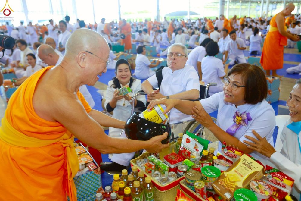 ภาพ No.263939:วันอาทิตย์ที่ 2 พฤศจิกายน พ.ศ. 2568 พิธีตักบาตรอาทิตย์ต้นเดือน ณ บ้านแก้วเรือนทองคุณยายฯ วัดพระธรรมกาย