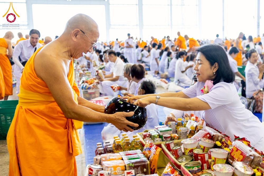 ภาพ No.256836:วันที่ 5 ตุลาคม พ.ศ. 2568 พิธีตักบาตร ข้าวสารอาหารแห้ง ณ บ้านแก้วเรือนทองคุณยายฯ สภาธรรมกายสากล วัดพระธรรมกาย