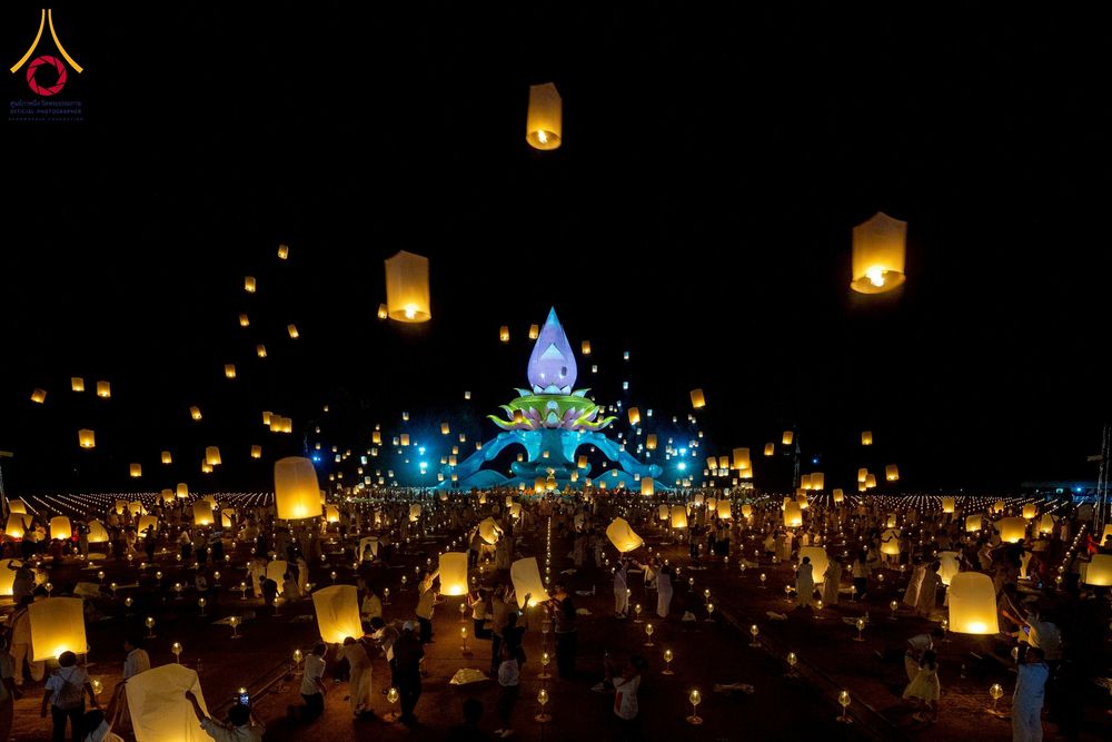 ภาพ No.266169:วันพุธที่ 5 พฤศจิกายน พ.ศ. 2568 (วันพระ ขึ้น 15 ค่ำ เดือน 12) พิธีจุดประทีปโคมลาน, โคมลอย และลอยกระทง ถวายประทีปเป็นพุทธบูชา สร้างความสว่างไสวให้กับแผ่นดินด้วยแสงธรรม ณ พุทธอุทยานนานาชาติ จังหวัดหนองคาย