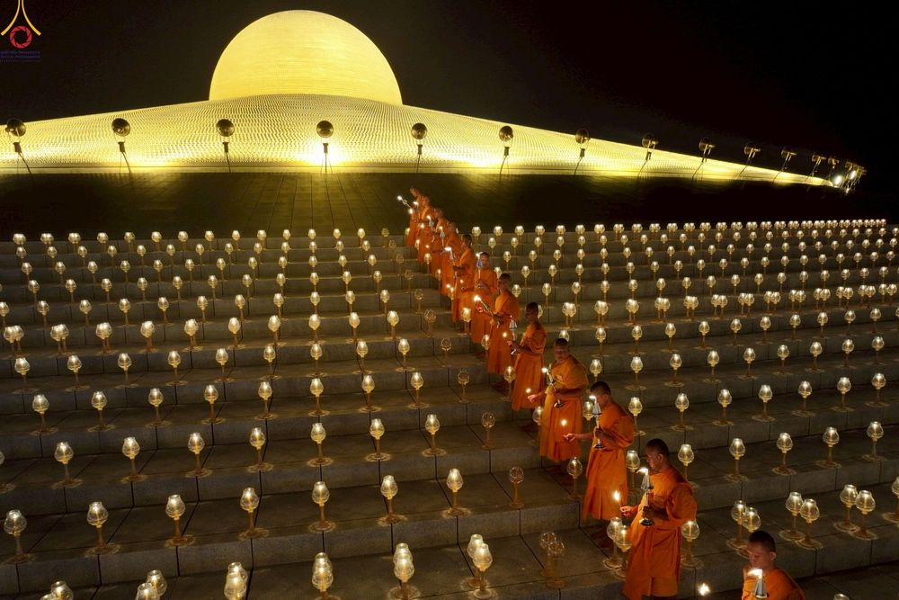 ภาพ No.253700:วันที่ 10 ตุลาคม พ.ศ. 2568 พิธีจุดประทีปบูชาพระผู้ปราบมาร, พิธีจุดประทีปบนพระมหาธรรมกายเจดีย์  20,000 ดวง เนื่องในวันคล้ายวันเกิดครบรอบ 141 ปี พระมงคลเทพมุนี (สด จนฺทสโร)