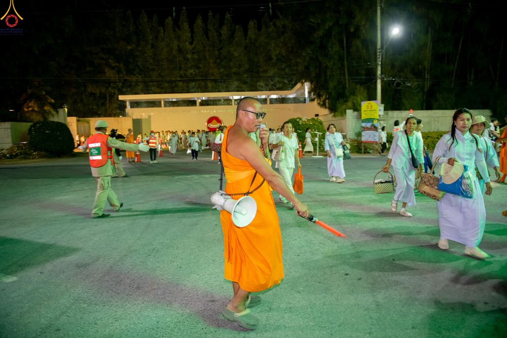 ภาพ No.301587:ภาพเบื้องหลังอาสาสมัครรวมใจ ชุดที่ 4 ในโครงการธรรมยาตรา กตัญญูบูชา มหาปูชนียาจารย์ พระมงคลเทพมุนี(สด จนฺทสโร) พระผู้ปราบมาร อนุสรณ์สถาน 7 แห่ง ปีที่ 14