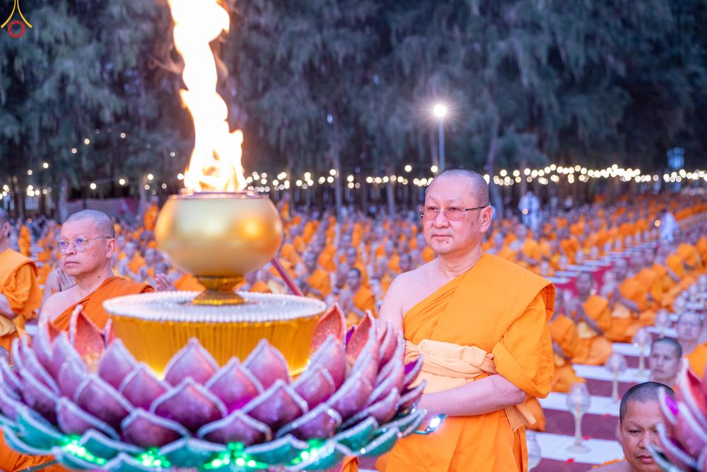 ภาพ No.290132:วันที่ 6 มกราคม พ.ศ. 2569 พิธีจุดประทีปถวายเป็นพุทธบูชา และบูชาธรรมมหาปูชนียาจารย์ (ภาพชุดที่ 2) ณ อนุสรณ์สถานมหาวิหารพระมงคลเทพมุนี (โลตัสแลนด์) อ.สองพี่น้อง จ.สุพรรณบุรี ในโครงการธรรมยาตรา กตัญญูบูชา มหาปูชนียาจารย์ พระมงคลเทพมุนี(สด จนฺทสโร) พระผู้ปรา