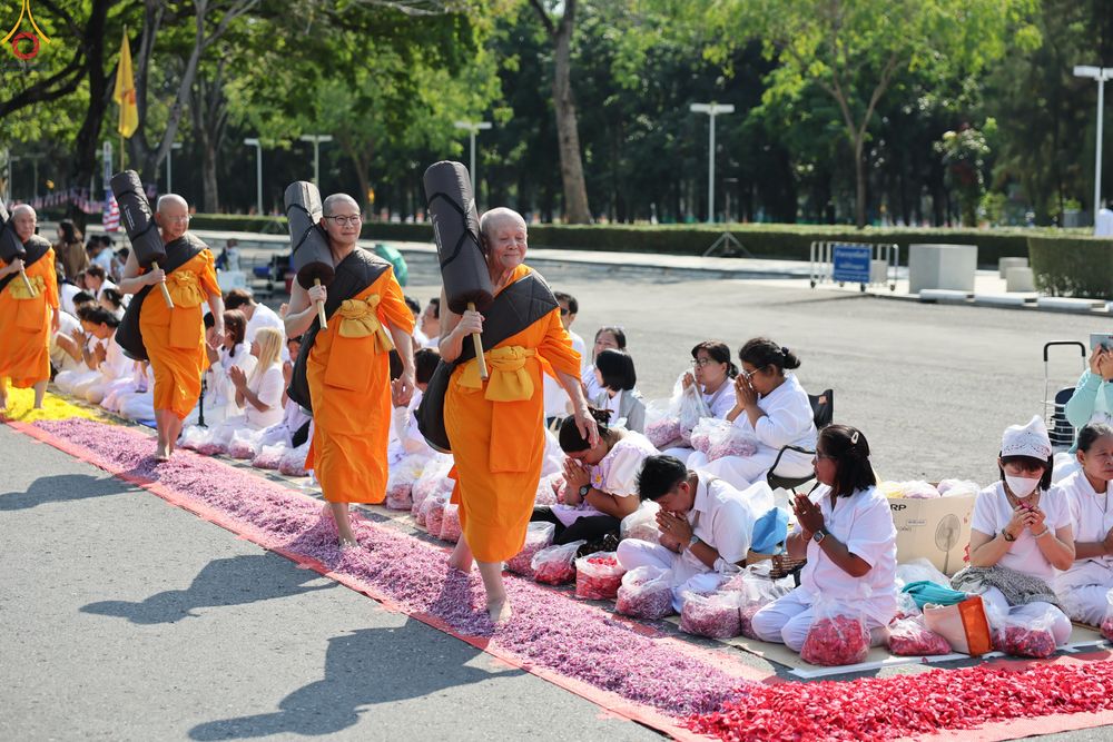 ภาพ No.304743:วันที่ 25 มกราคม พ.ศ. 2569 พิธีต้อนรับพระธรรมยาตรา (ภาพชุดที่ 2) รร.สามัคคีราษฏร์บำรุง-วัดพระธรรมกาย ในโครงการธรรมยาตรา กตัญญูบูชา มหาปูชนียาจารย์ พระมงคลเทพมุนี(สด จนฺทสโร) พระผู้ปราบมาร อนุสรณ์สถาน 7 แห่ง ปีที่ 14