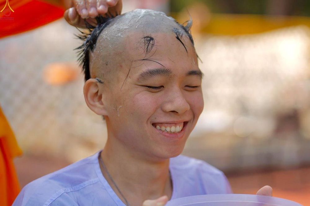 ภาพ No.280826:วันที่ 27 ธันวาคม พ.ศ. 2568  พิธีปลงผมนาคธรรมทายาท โครงการอุปสมบทหมู่บูชาธรรม 81 ปี หลวงพ่อธัมมชโย  ณ สมาคมพุทธ เขตตงช้ง ฮ่องกง