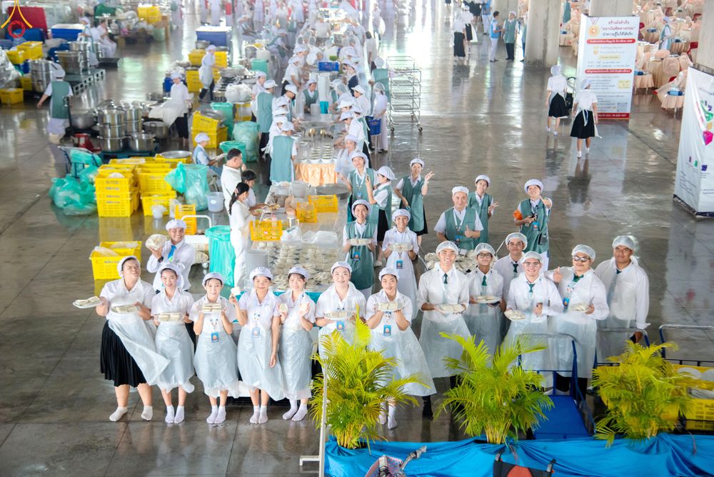 ภาพ No.325759:วันที่ 22 เมษายน พ.ศ.2569(วันคุ้มครองโลก) งานถวายมหาสังฆทาน 40,000 กว่าวัดทั่วประเทศ เจ้าหน้าที่ สาธุชน ร่วมใจจัดเตรียมภัตตาหารเพล (ชุด 2)