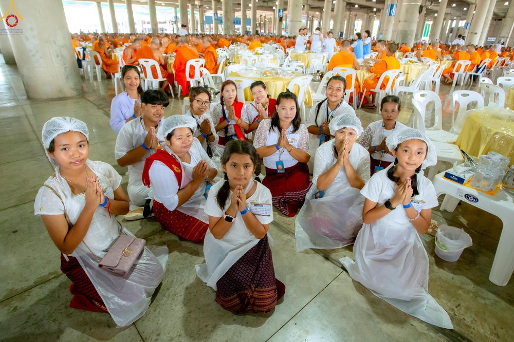 ภาพ No.325691:วันที่ 22 เมษายน พ.ศ.2569(วันคุ้มครองโลก) งานถวายมหาสังฆทาน 40,000 กว่าวัดทั่วประเทศ เจ้าหน้าที่ สาธุชน ร่วมใจจัดเตรียมภัตตาหารเพล (ชุด 2)